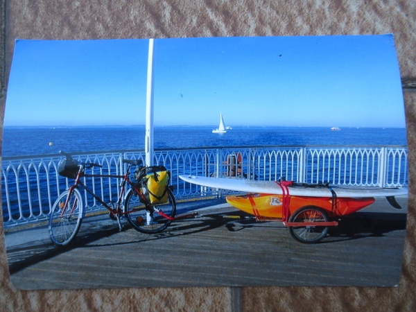 La remorque à l'océan ! Notez la flèche rallongée spéciale kayak & surf.