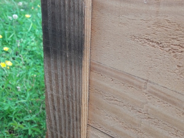 la face est vissée dans le montant