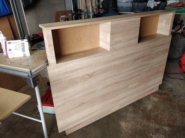 L'ensemble du meuble monté a blanc avec des surcotes