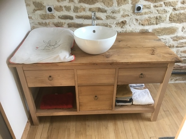 Le meuble sous vasque en place avec le matelas du principal usager.