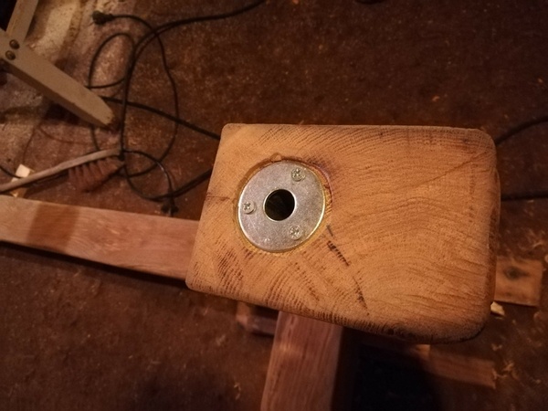 Ecrou noyé maintenu par une rondelle fixée dans le pied