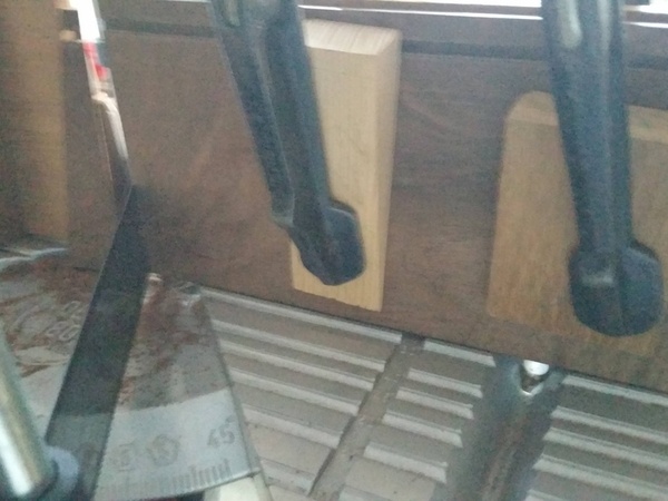 La troisième coupe s'effectue comme la première en enlevant un minimum de bois pour conserver le raccord du veinage