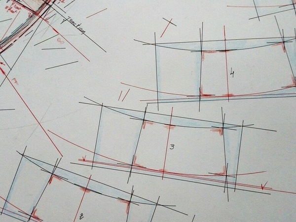 les différentes sections se déplacent suivant le même cintre dans le volume capable qui lui est régulier