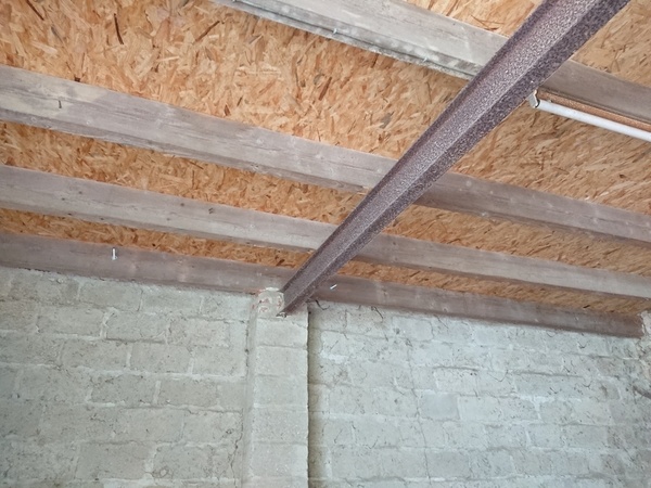 Un IPN pas d'origine non plus, qui repose sur ledit pilier (responsable de la poussée sur le mur ? mais alors pouquoi le bombement est-il limité à la partie basse de ce mur ?)