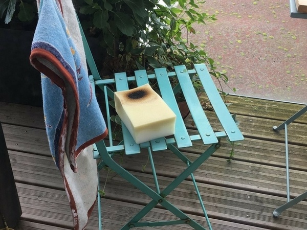 Eponge imbibée de Rubio et non rincée. Une autocombustion a eu lieu.