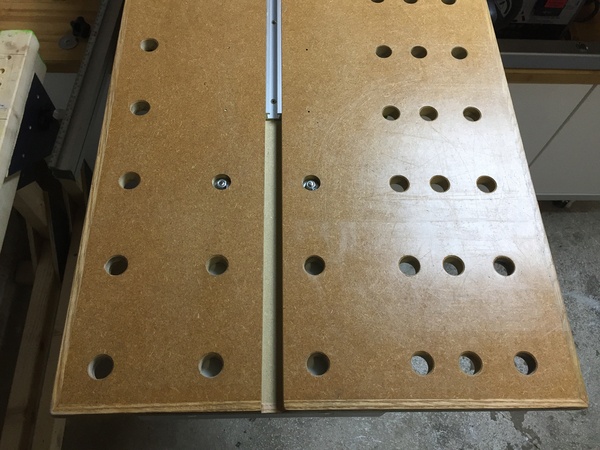 Vue de dessus de la table (vers l'avant de la scie) montrant 2 des quatre ecrous d'ajustment en question