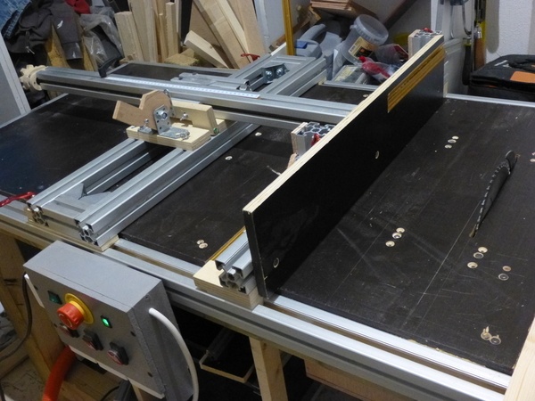 Le boitier de commande (à gauche) qui peut coulisser sur le rail alu, et qui commande individuellement les outils et l'aspiration...