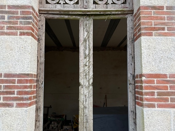 Croisée originale, de ce qu’il en reste. Les croisées ont été refaites avec étanchéité renforcée. L’imposte a elle été restaurée.