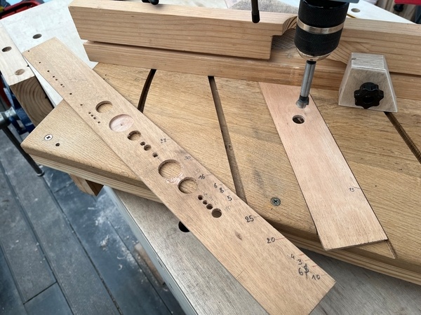 Le premier martyr (à gauche) prend sa retraite, le deuxième commence fièrement avec des trous de 15.