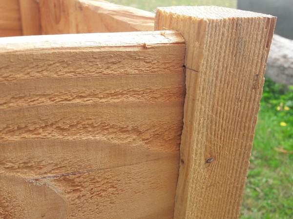 la face s'insère dans le montant (rainure)