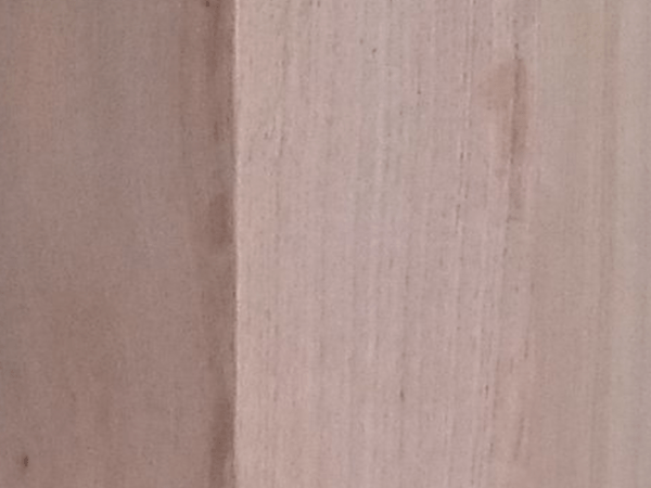 Collage en chêne verni où on voit des traces sombres (restes de colle blanche).