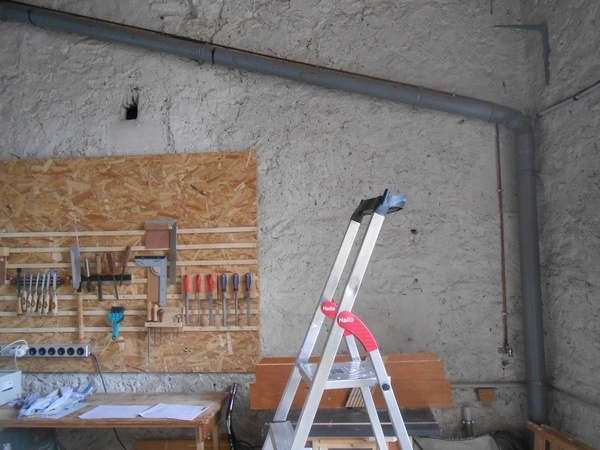 Au niveau du trou, le mur fait une pointe en direction de l'intérieur du garage