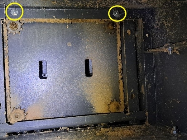 Accès aux 2 vis liant le bloc inférieur au bloc dégau/rabo