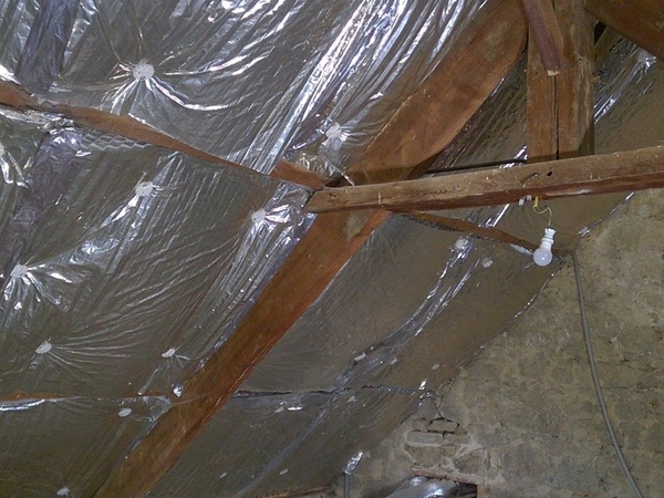 Ferme avec entrait retroussé sur champ, arbalétrier sur corbeau