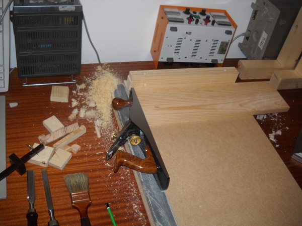 On fignole les extrémités sur la planche à recaler fraîchement fabriquée pour l'occasion.