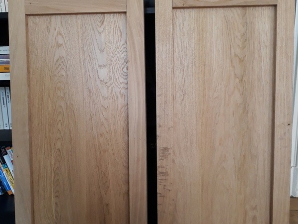 Poncé à gauche, brut de rabotage à droite