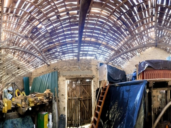 vue d'interieur partiellement panoramique de la toiture en cours de travaux
