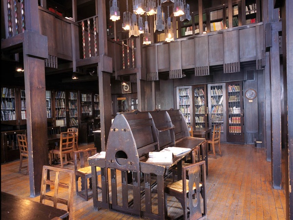 La superbe bibliothèque Mackintosh à la Glasgow School of Arts  (détruite par incendie malheureusement en 2014) http://www.theglasgowstory.com/image/?inum=TGSI00011