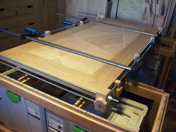Presse à cadre pour coller un plateau de table