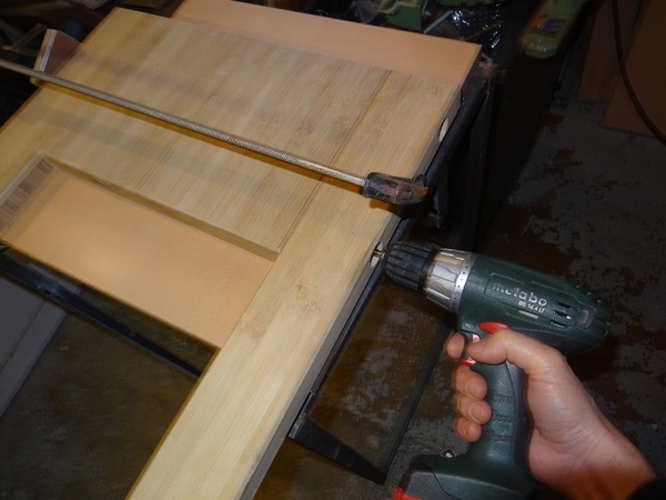 pré-percage des vis d'assemblage. Les alésages réalisés à la mèche plate, sont rebouchés avec un morceau de manche de vieux balais