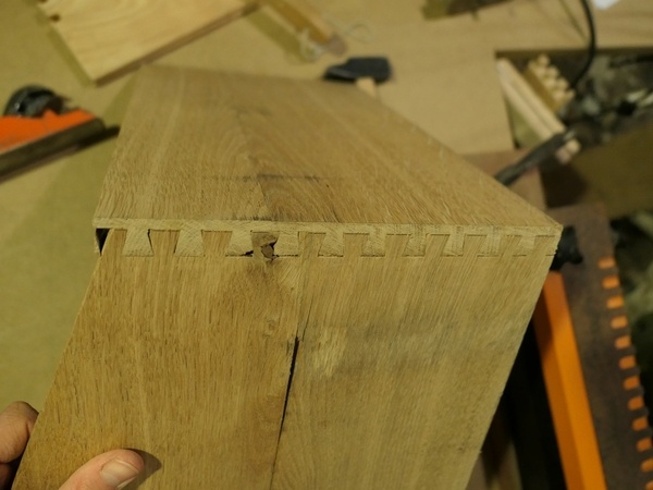 La face du montant qu'on voit ici ne sera pas visible (contre le mur)