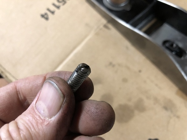 La rainure remplie de la peinture à enlever