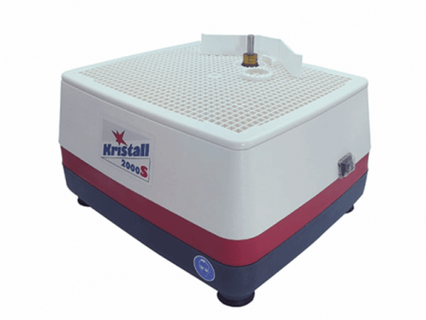 Le verre est posé à plat pour que les bords soient en contact avec l'outil au diamant. L'outil est constament sous eau Le verre est posé à plat pour que les bords soient en contact avec l'outil au diamant. L'outil est constamment sous eau.