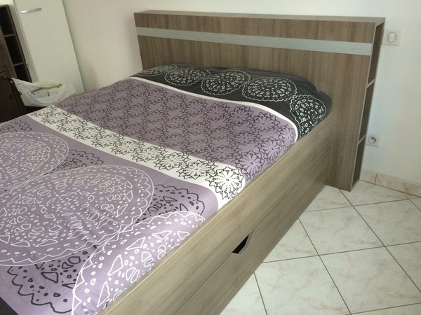 Fabrication d'un lit a tiroirs en mélaminé chêne brun .