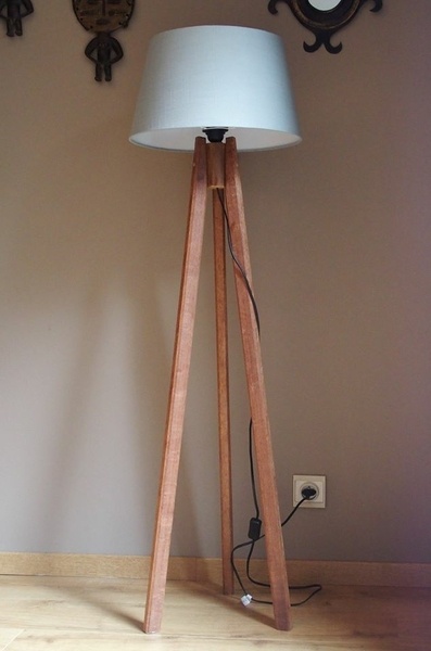 Lampadaire trépied en bois exotique
