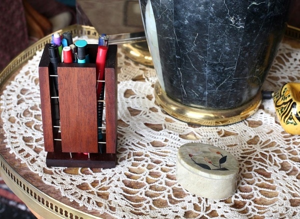 Un pot porte-stylo : ce n'est pas sa place définitive, on évite le grand écart de styles ...