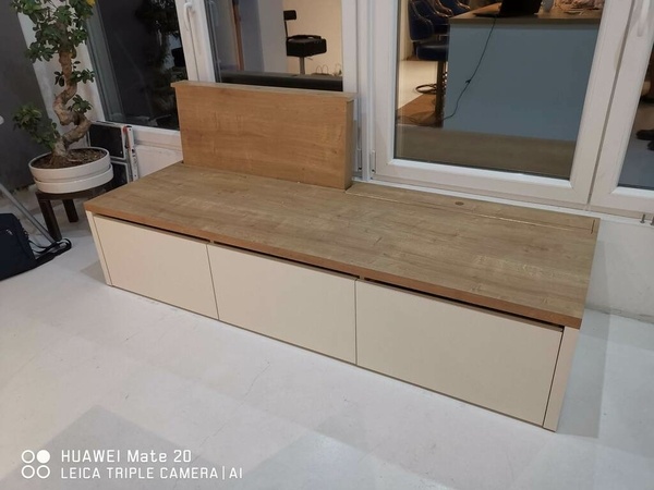 Meuble banquette à dossiers coulissants