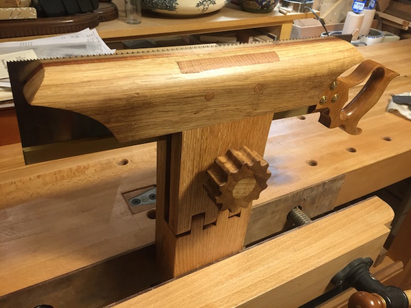 Etau pour affutage des scies à main