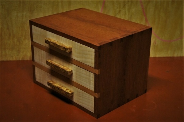 Coffre à bij... fraises et mèches.