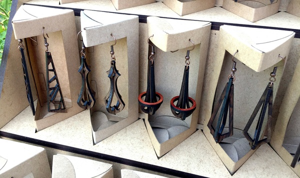 Alyah - bijoux en bois et plexi