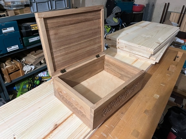 Boîte sculptée pour lettres de fiançailles