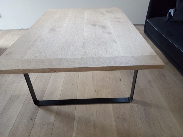 Table de salon chêne et pieds acier cintrés