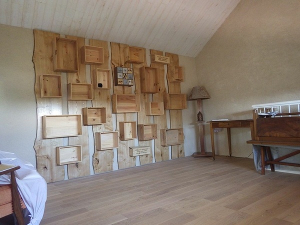 Bibliothèque en châtaigner et caisses de vin