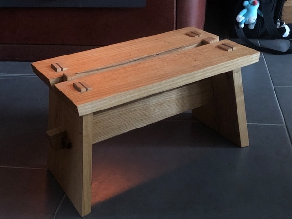 Tabouret pour remplir le poêle à bois.