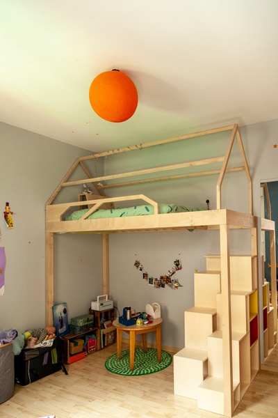 Lit mezzanine-cabane évolutif avec escalier-rangement à pas japonais