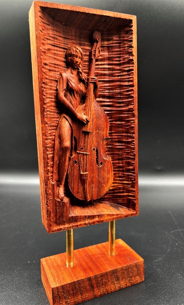 Jeune femme à la contrebasse