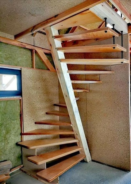 Escalier en colimaçon et noyau incliné pour trémie réduite