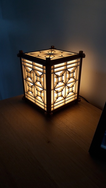 Andon avec assemblage chidori et deux motifs de panneaux