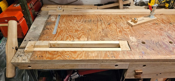 La presse insérée dans l'établi.