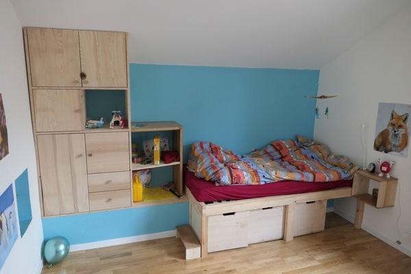 Placard, lit pas cabane et chevet chambre d'enfant