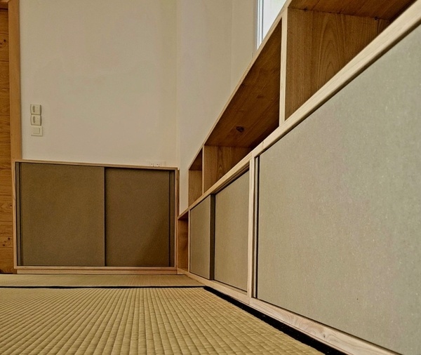 Bibliothèque basse - Châtaignier et Valchromat.