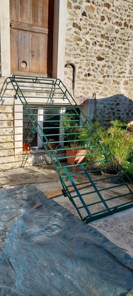 Création d'un escalier à partir de la galerie d'un combi ww de l'armée suisse de 1980