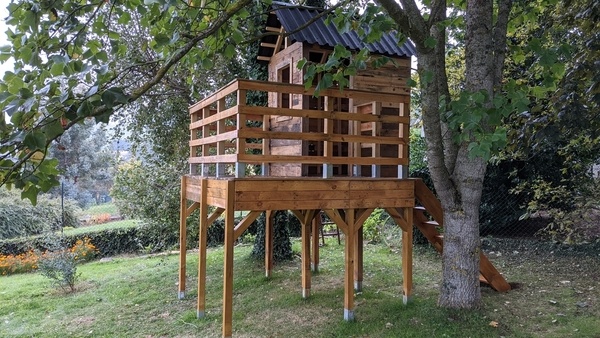 Cabane enfant sur pilotis