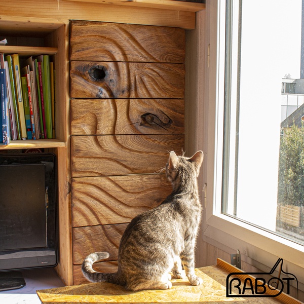 Meuble de bureau, façade en chêne sculptée.