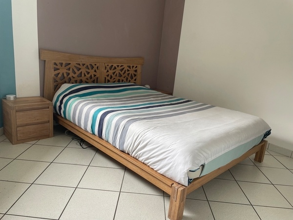 2 tables de chevet pour aller avec mon lit