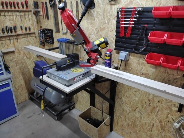 Support scie a ruban métal